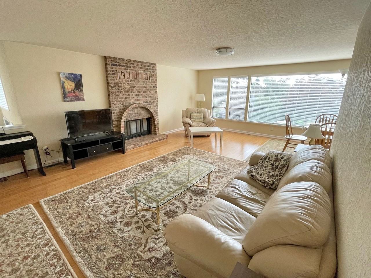 1218 Ne 88th St - Photo 3 of 30