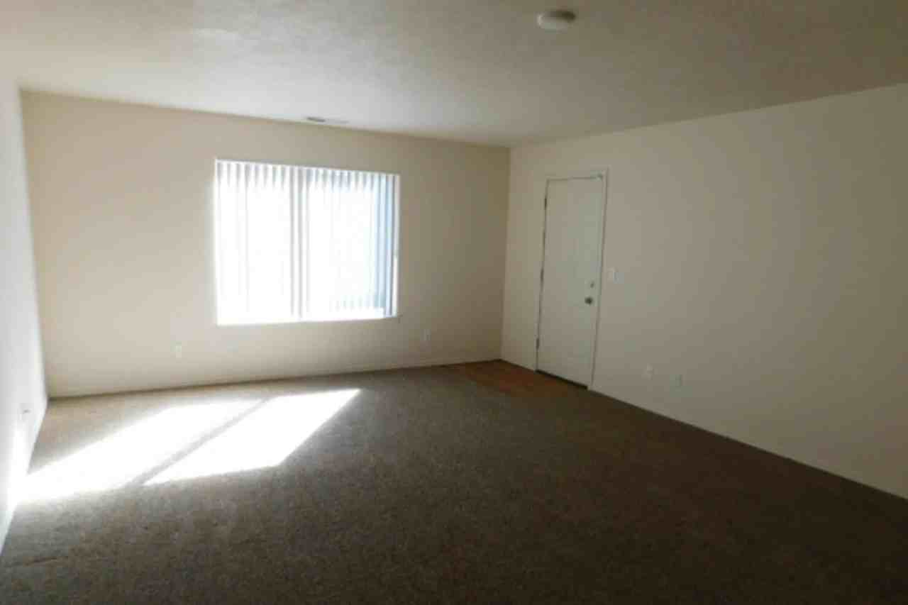 3910 Auburn Rd Ne - Photo 3 of 10