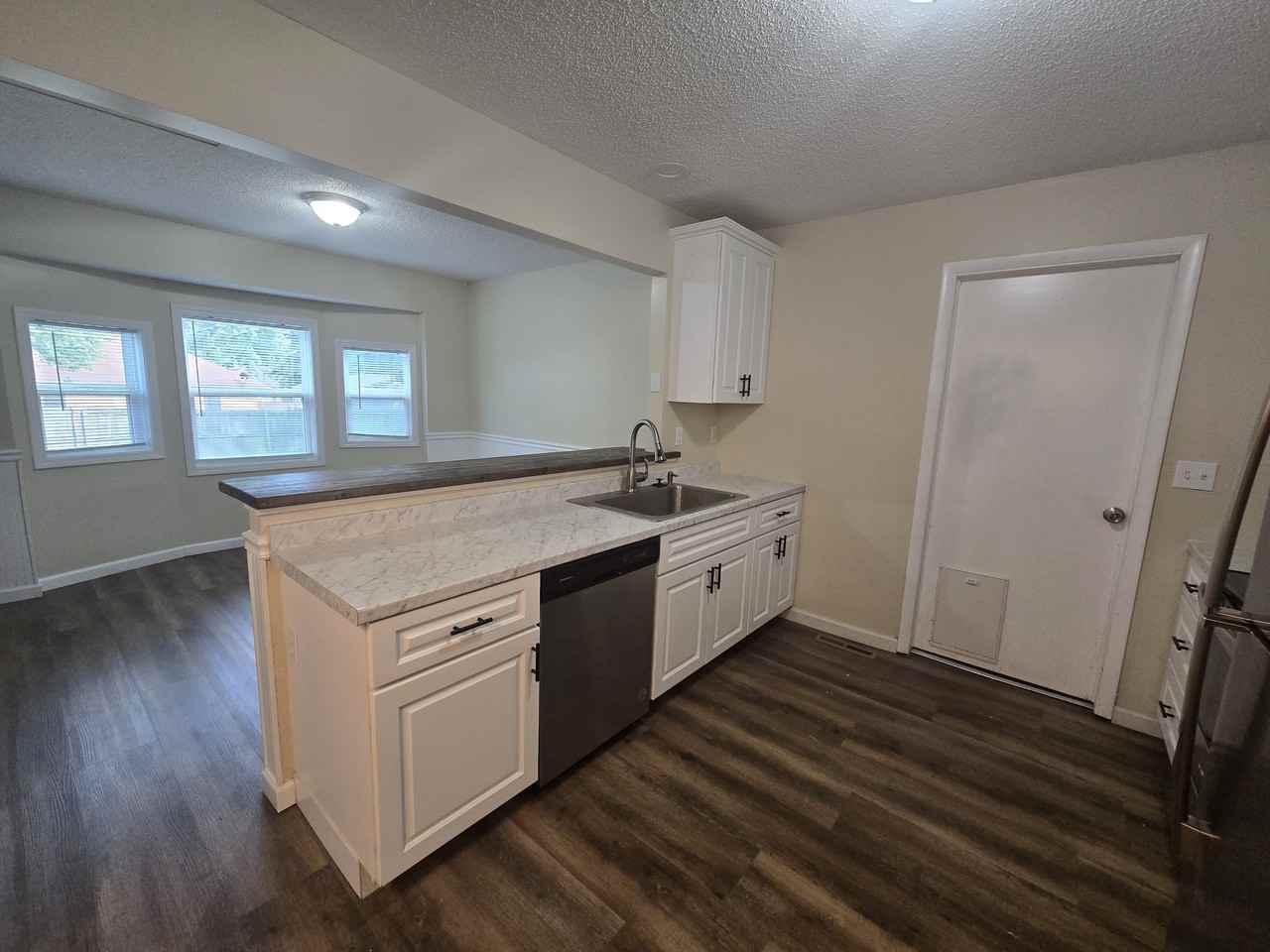 4050 S Western Ave - Photo 4 of 15