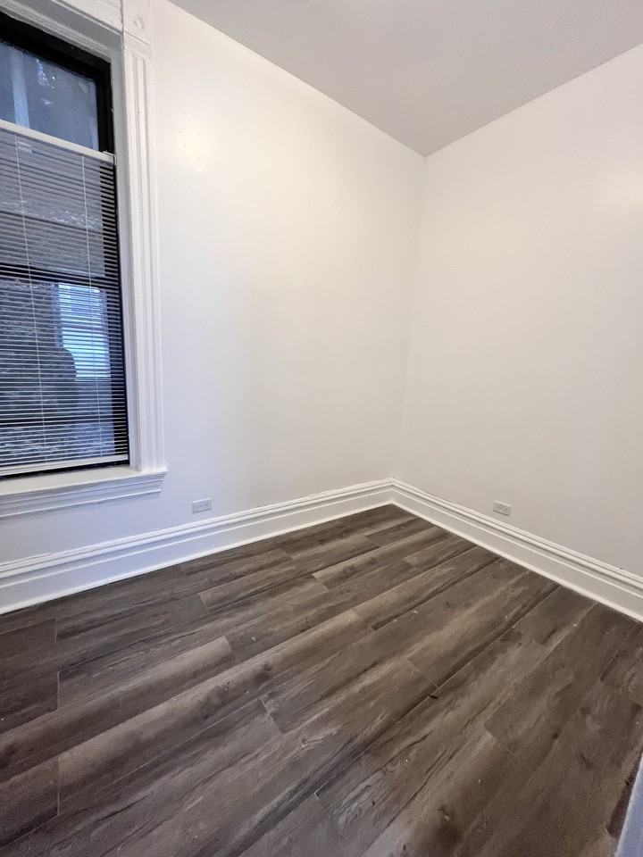 1943 W Crystal St #2F - Photo 4 of 8