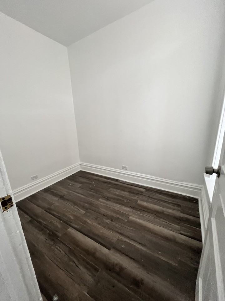 1943 W Crystal St #2F - Photo 6 of 8