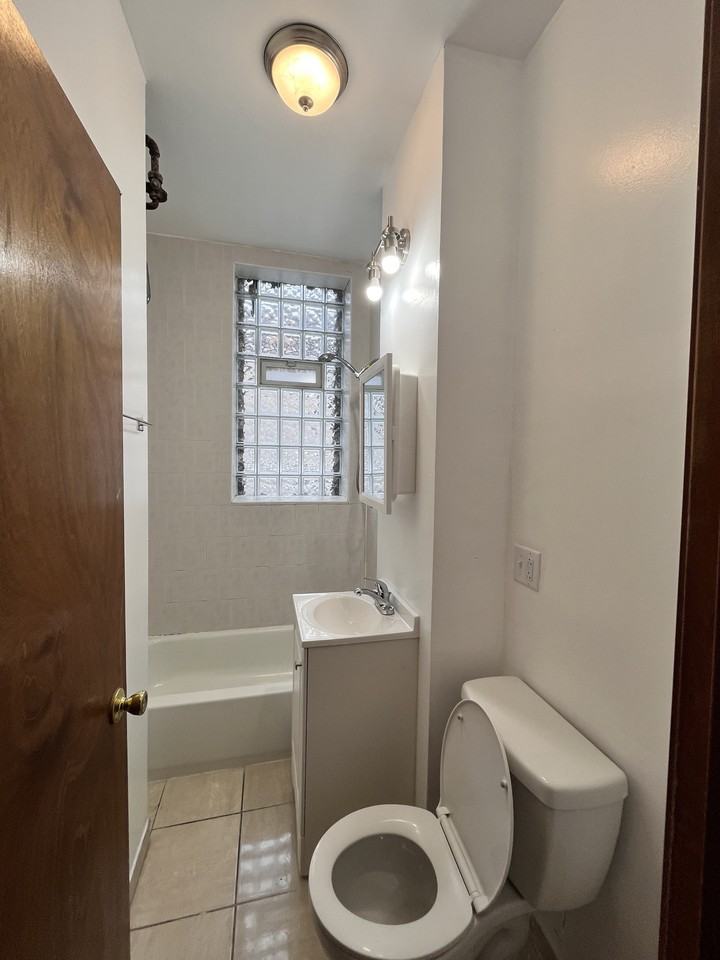 1943 W Crystal St #2F - Photo 7 of 8