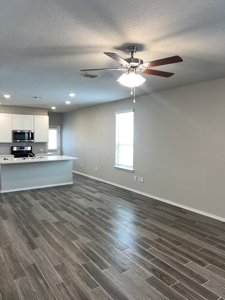 220 Kinsley Way - Photo 3 of 19