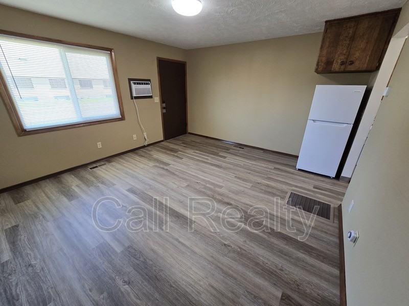 5225 N Crestline St - Photo 3 of 9