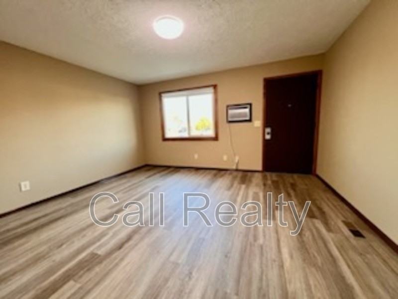 5225 N Crestline St - Photo 4 of 9