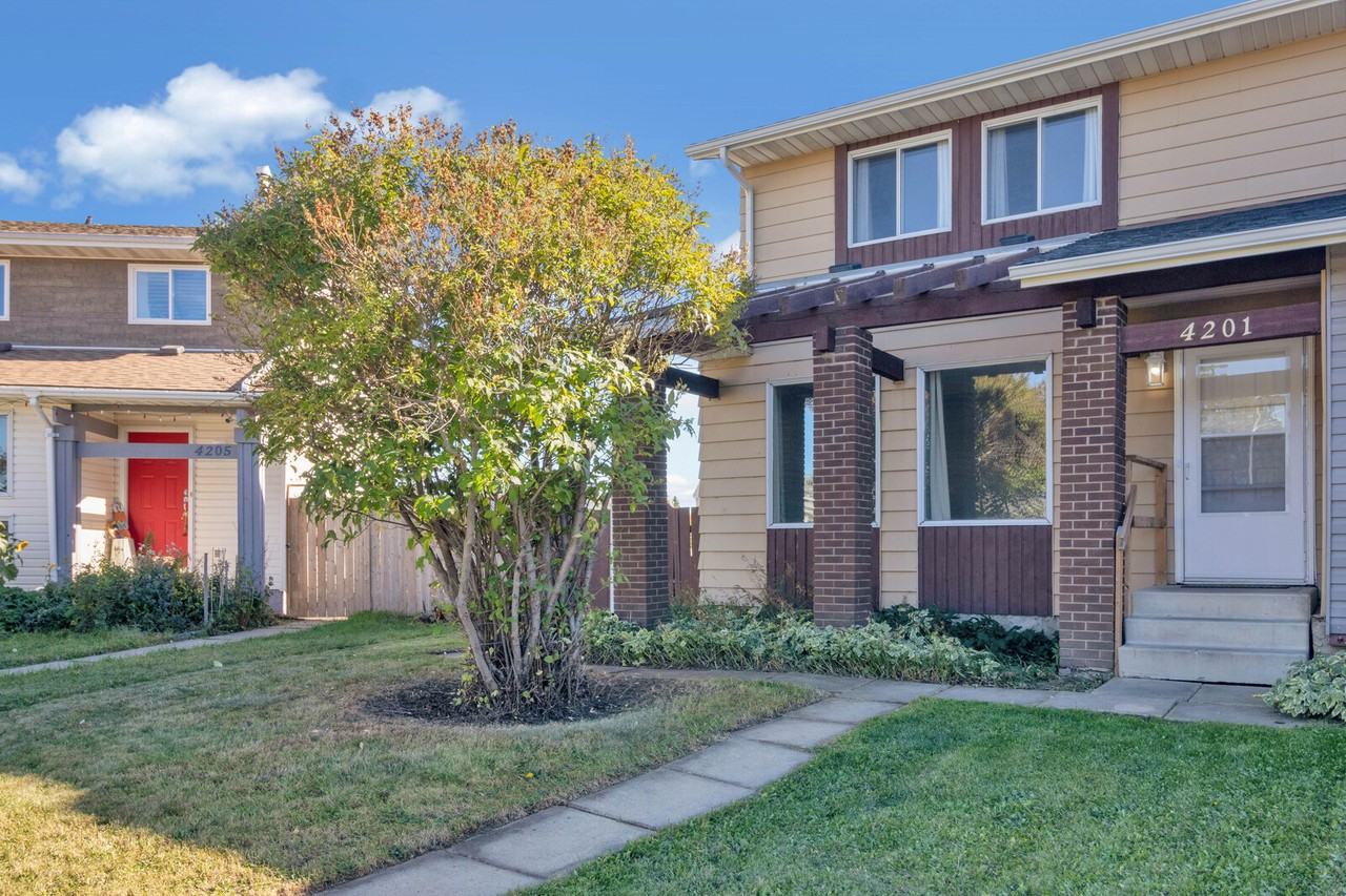 4201 49 St - Photo 3 of 44