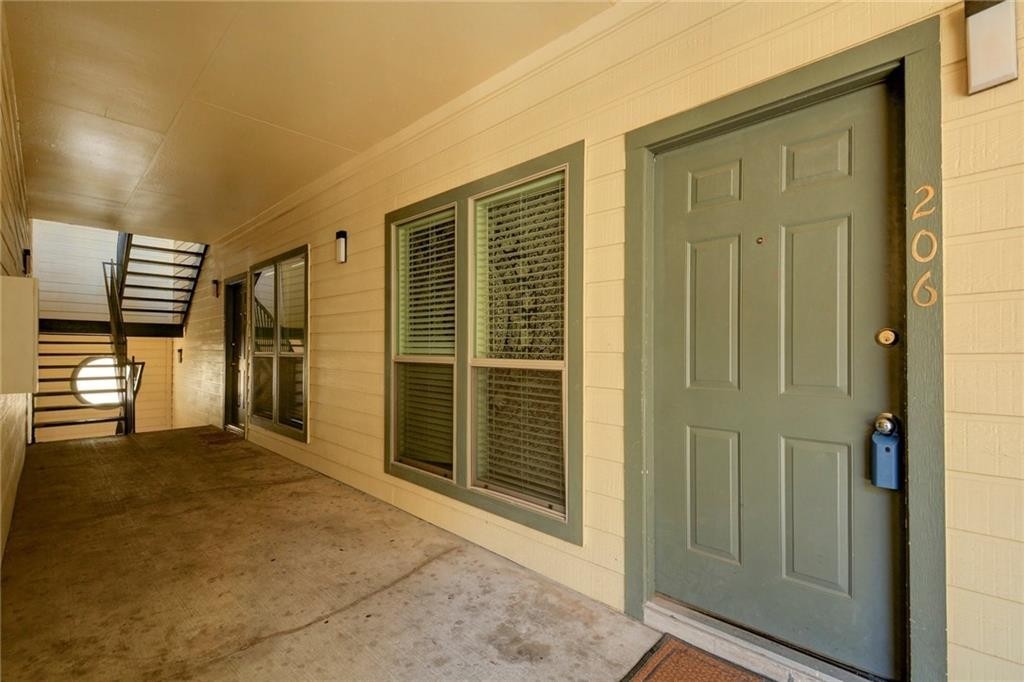 914 W 26th St - Photo 5 of 25