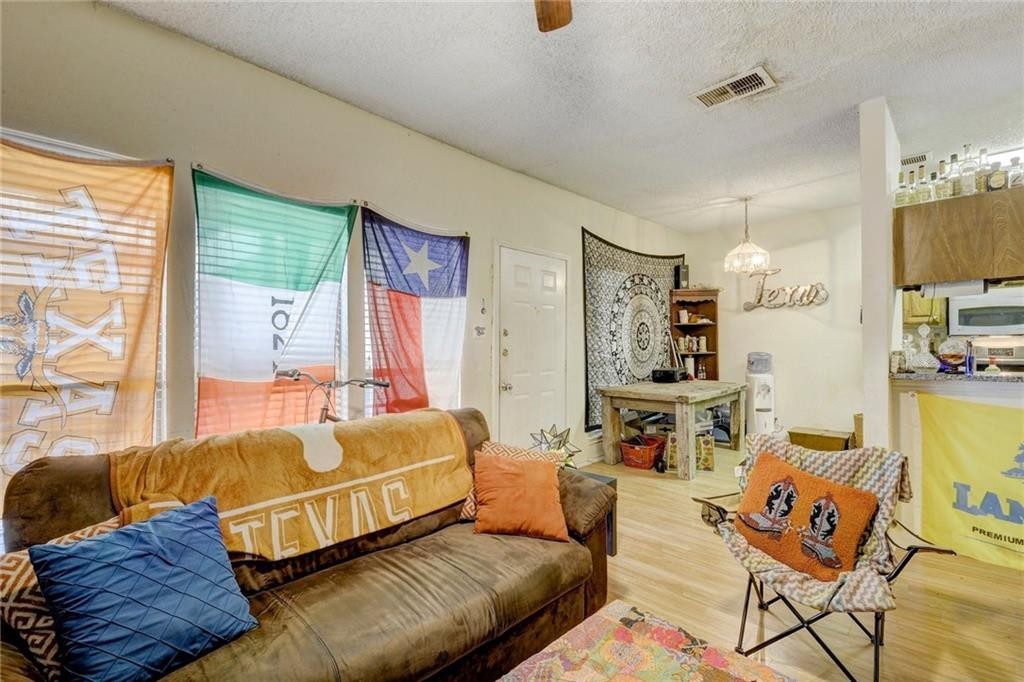 914 W 26th St - Photo 2 of 25