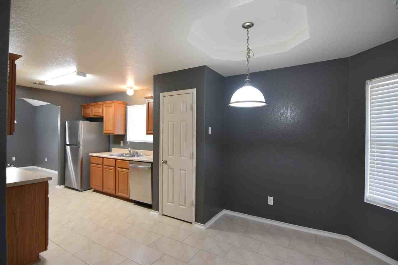 401 Dixon Dr - Photo 4 of 28