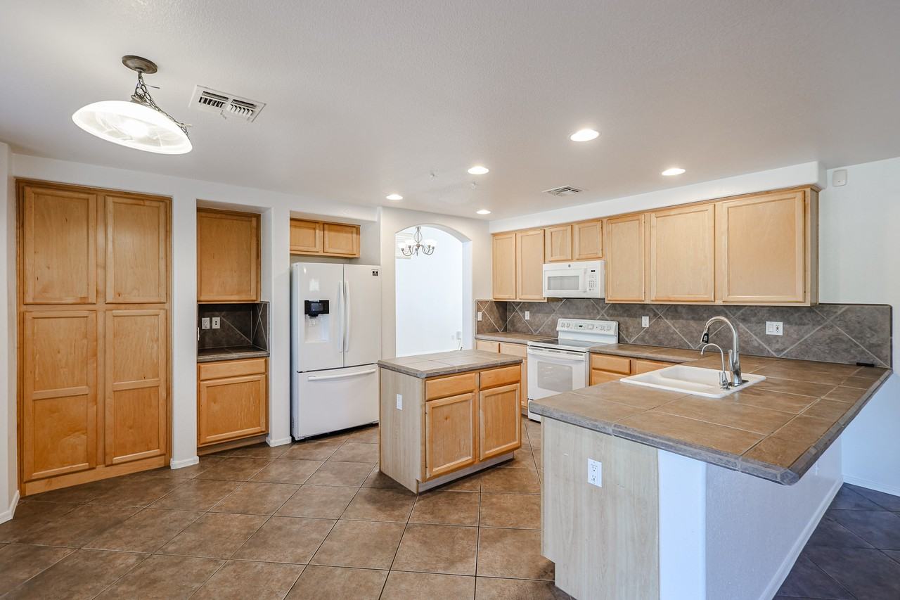 33251 N Symer Dr - Photo 3 of 42