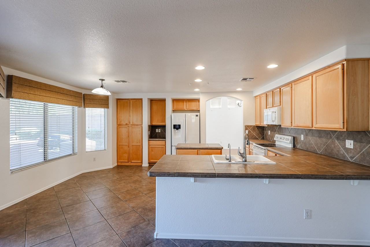 33251 N Symer Dr - Photo 4 of 42