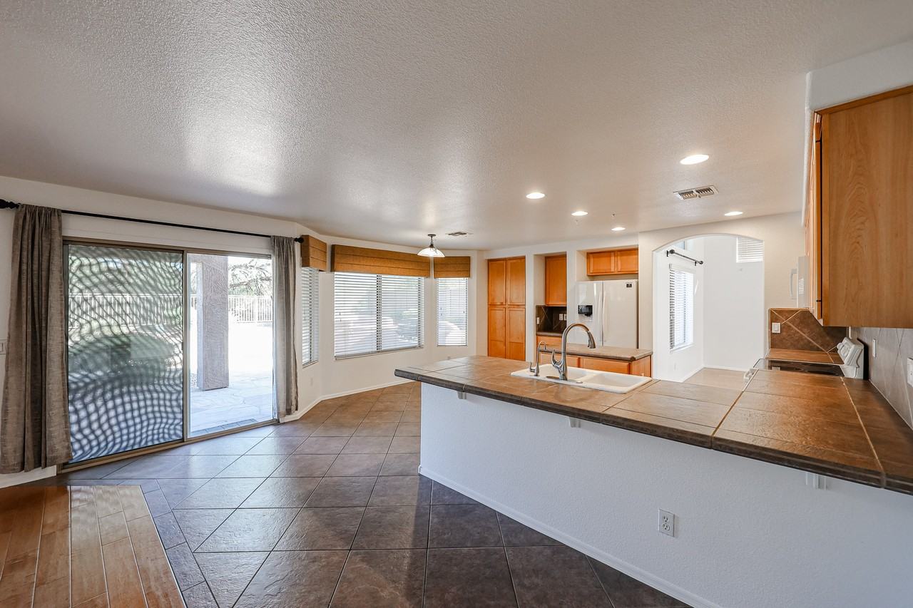 33251 N Symer Dr - Photo 5 of 42