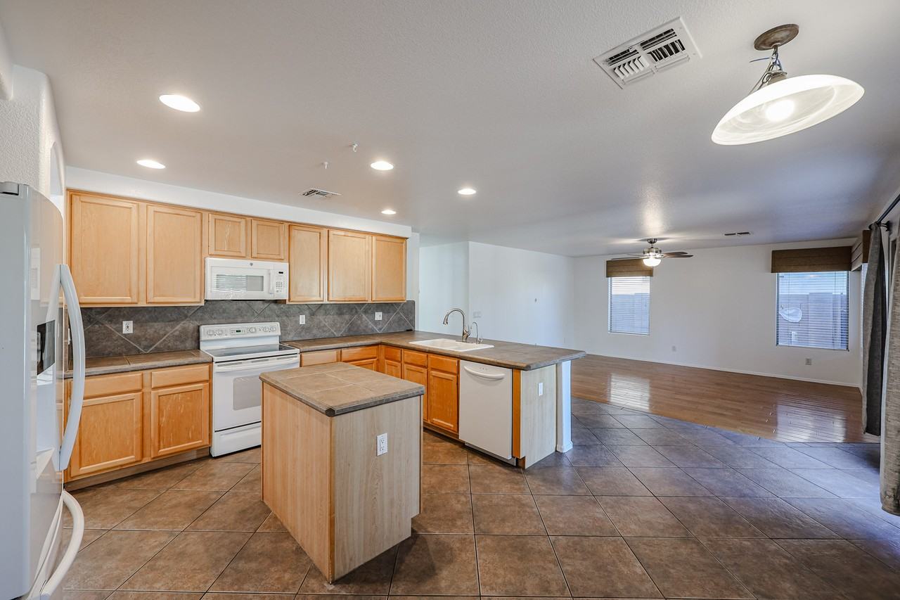 33251 N Symer Dr - Photo 6 of 42