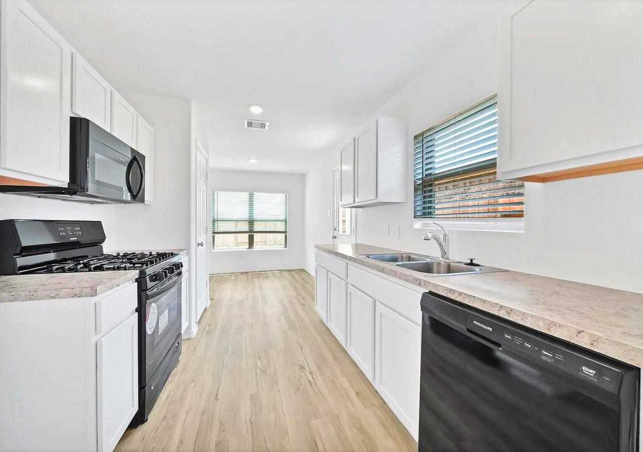 26919 Winward Creek Trl - Photo 3 of 10