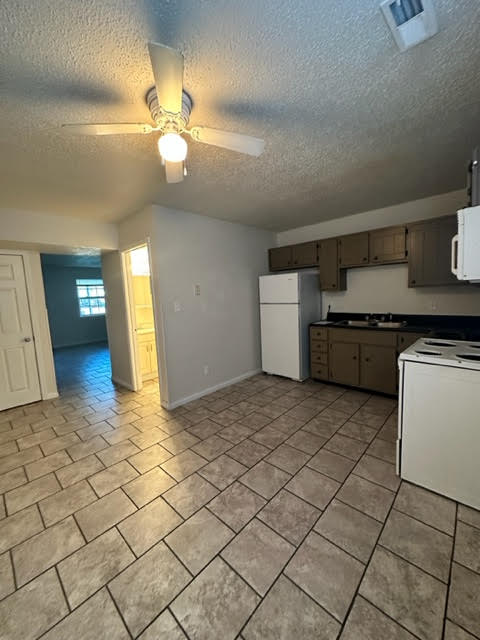 400 Douglas Dr #K - Photo 3 of 3