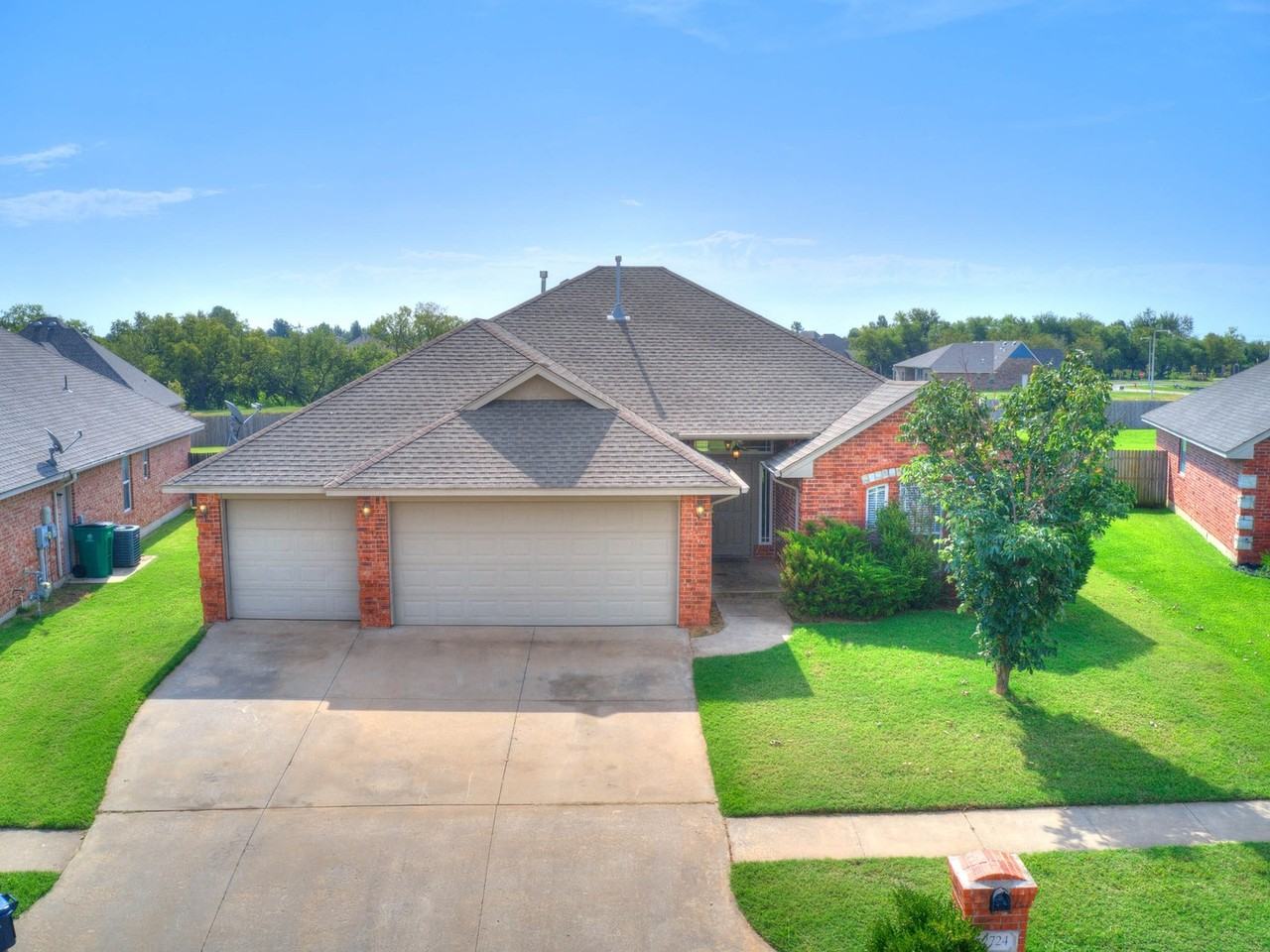 2724 Busheywood Dr - Photo 2 of 50