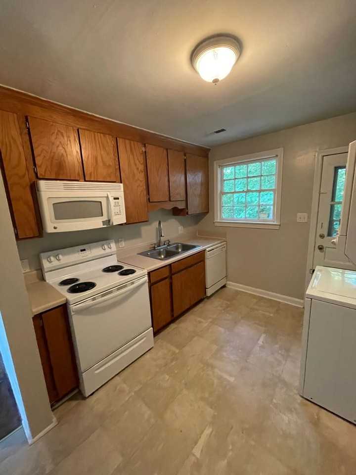 1409 W 1st St - Photo 2 of 6