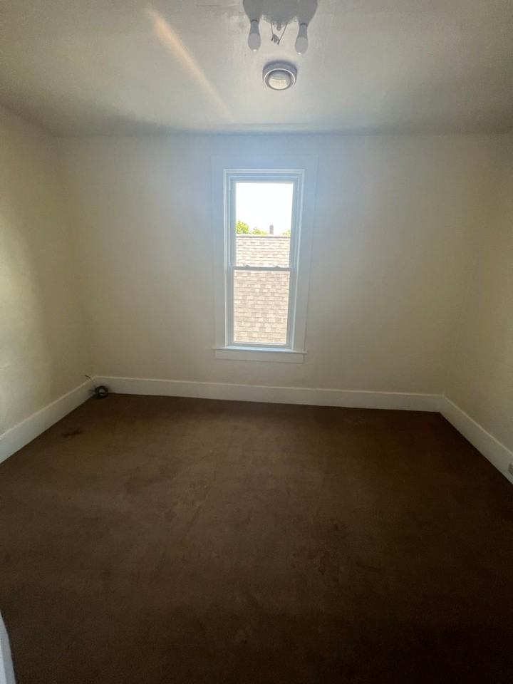 627 E 13th St - Photo 4 of 9