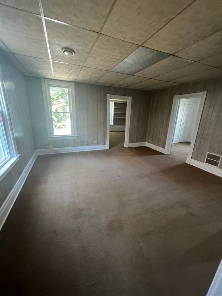 627 E 13th St - Photo 7 of 9