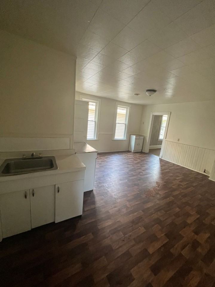 627 E 13th St - Photo 5 of 9