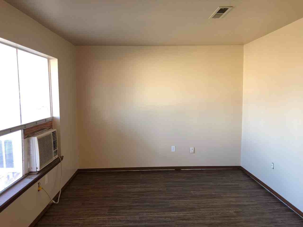 916 Nw 24th St - Photo 2 of 11