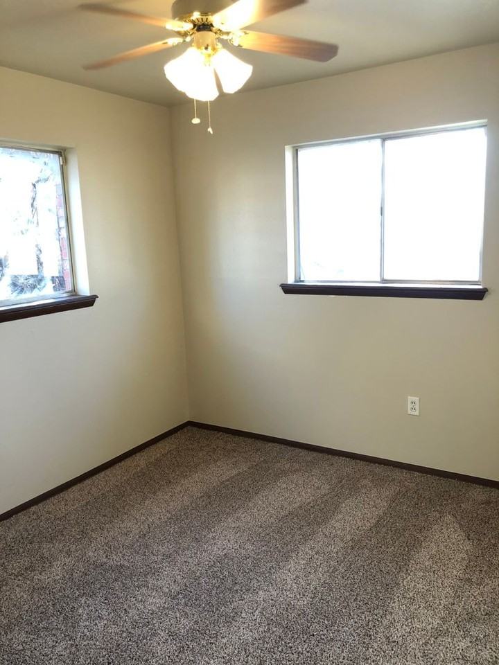 916 Nw 24th St - Photo 7 of 11