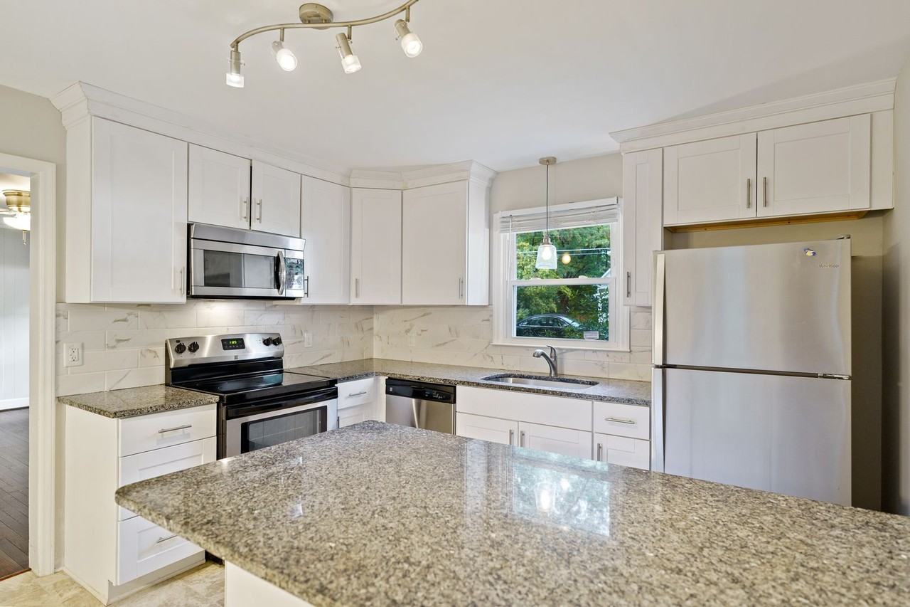 14 Hawthorne Dr - Photo 4 of 20