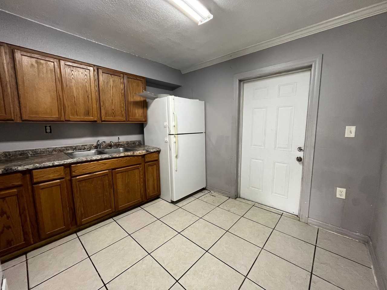 1301 W Walnut St - Photo 5 of 12
