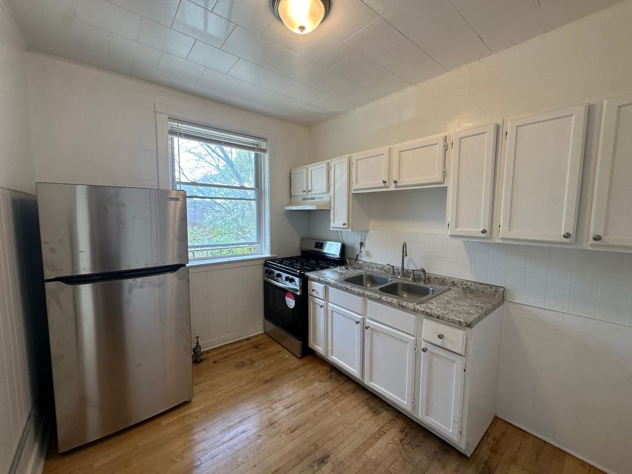 Lyra Louis - Photo 4 of 15