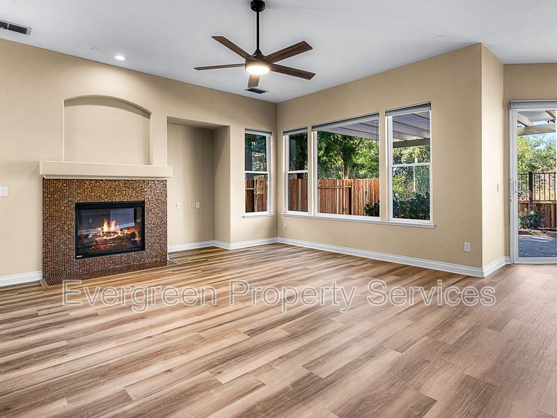 12021 Gold Pointe Ln - Photo 4 of 19