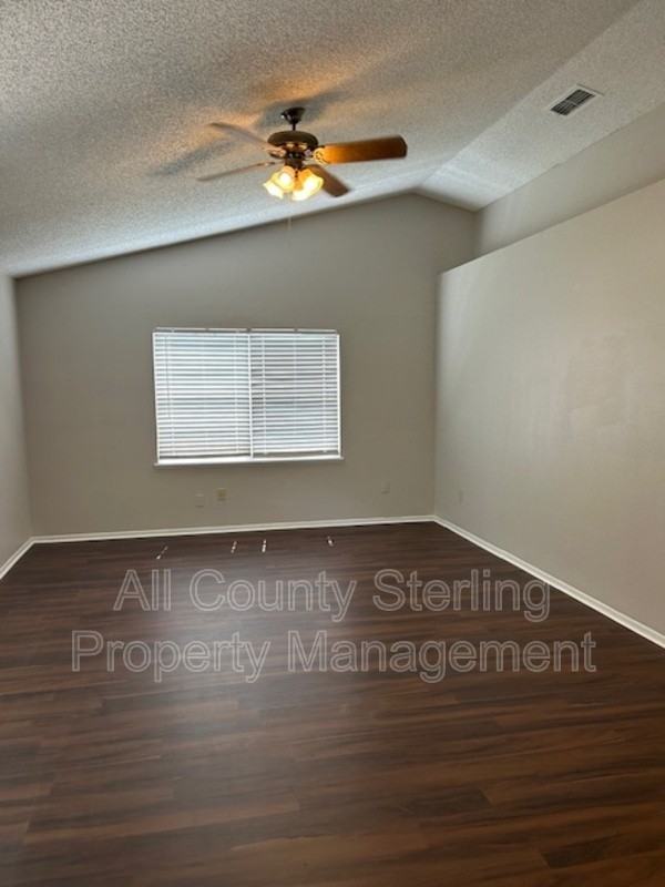 2261 Saint Augustine St - Photo 5 of 21