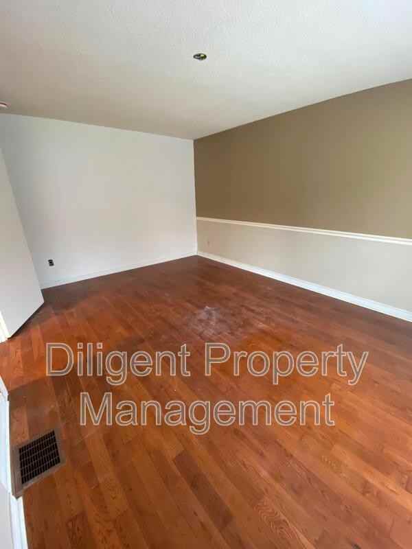 1103 Huntington Cir #5 - Photo 3 of 15