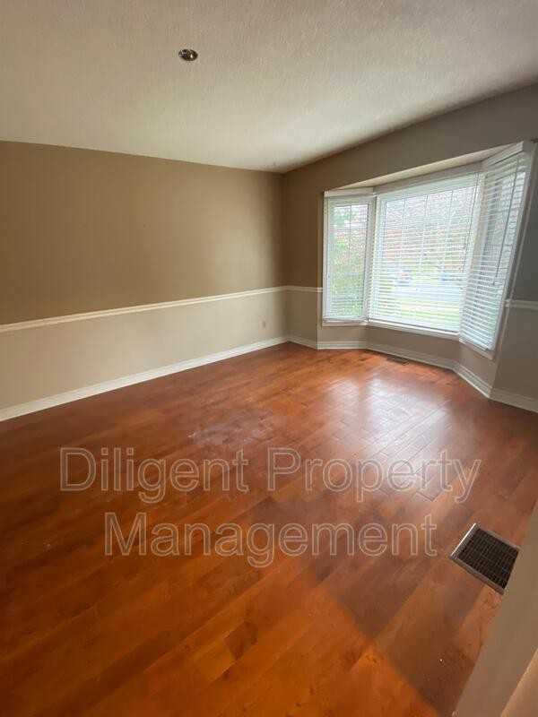 1103 Huntington Cir #5 - Photo 4 of 15