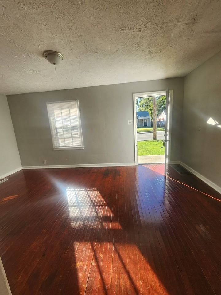 3519 N Sherman Dr - Photo 2 of 17