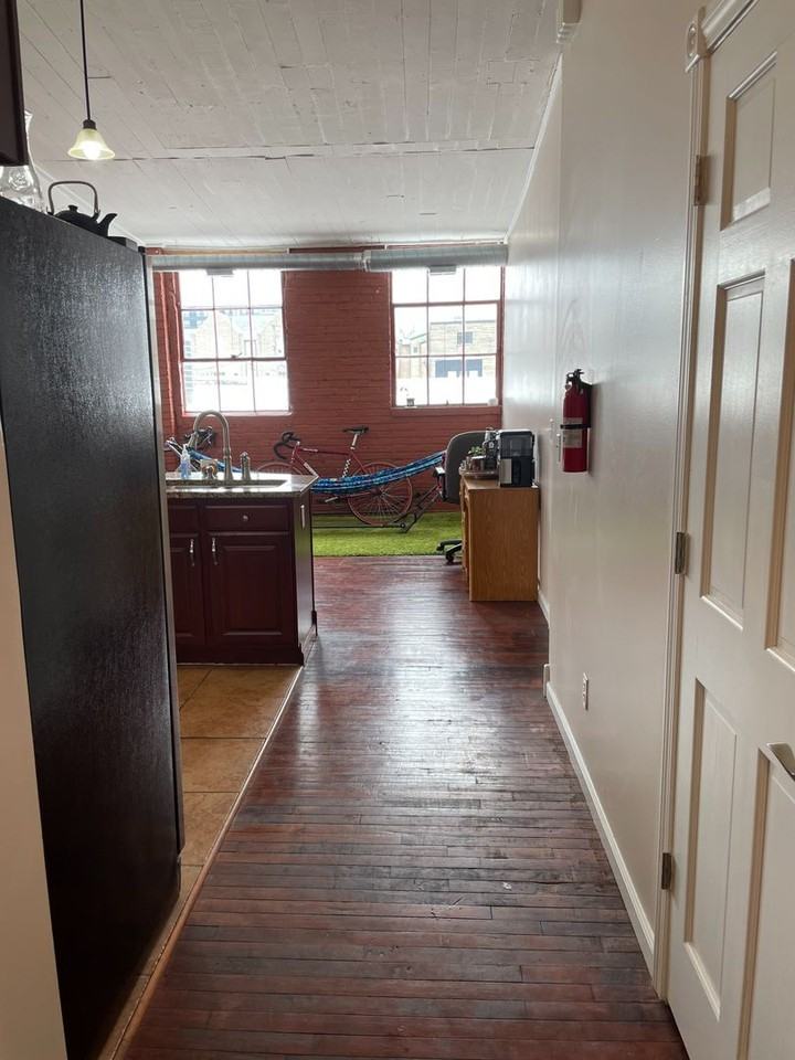 305 S Lincoln St #B - Photo 3 of 20