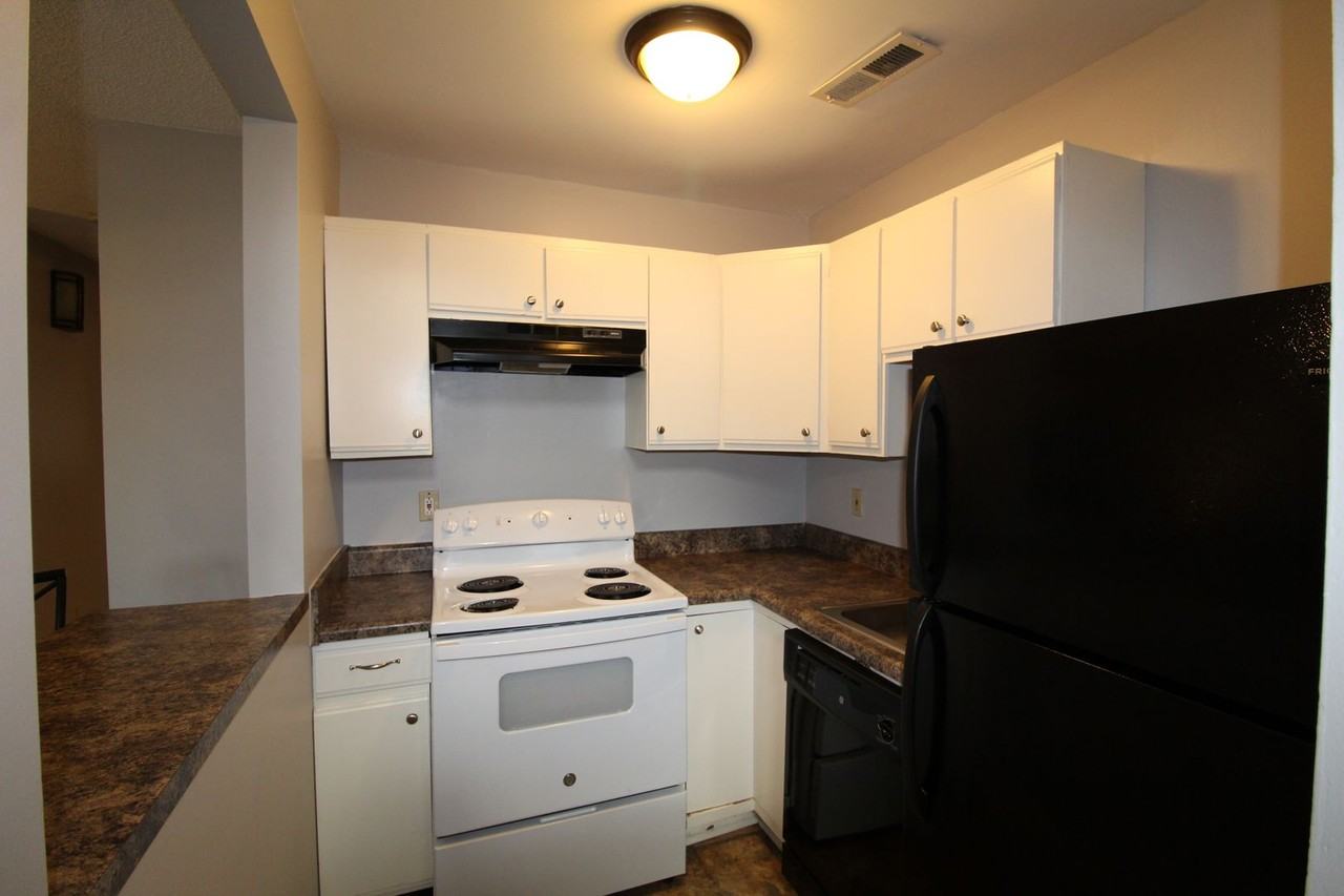 1330 Bradley Dr - Photo 5 of 11