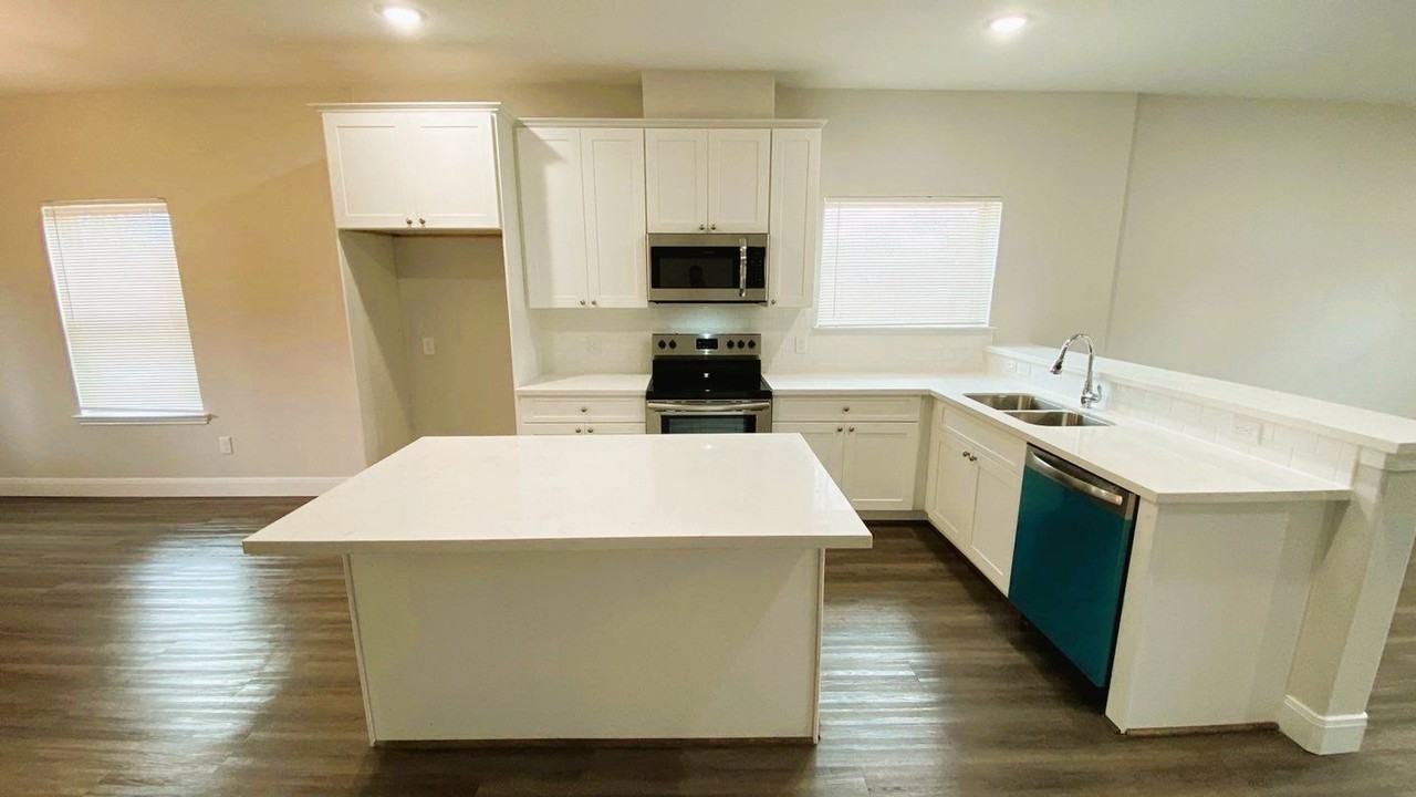 8237 Locksley Rd - Photo 2 of 32