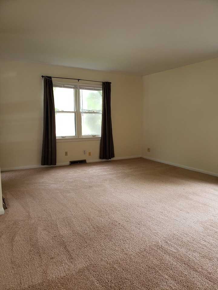 124 S Clark St - Photo 4 of 17