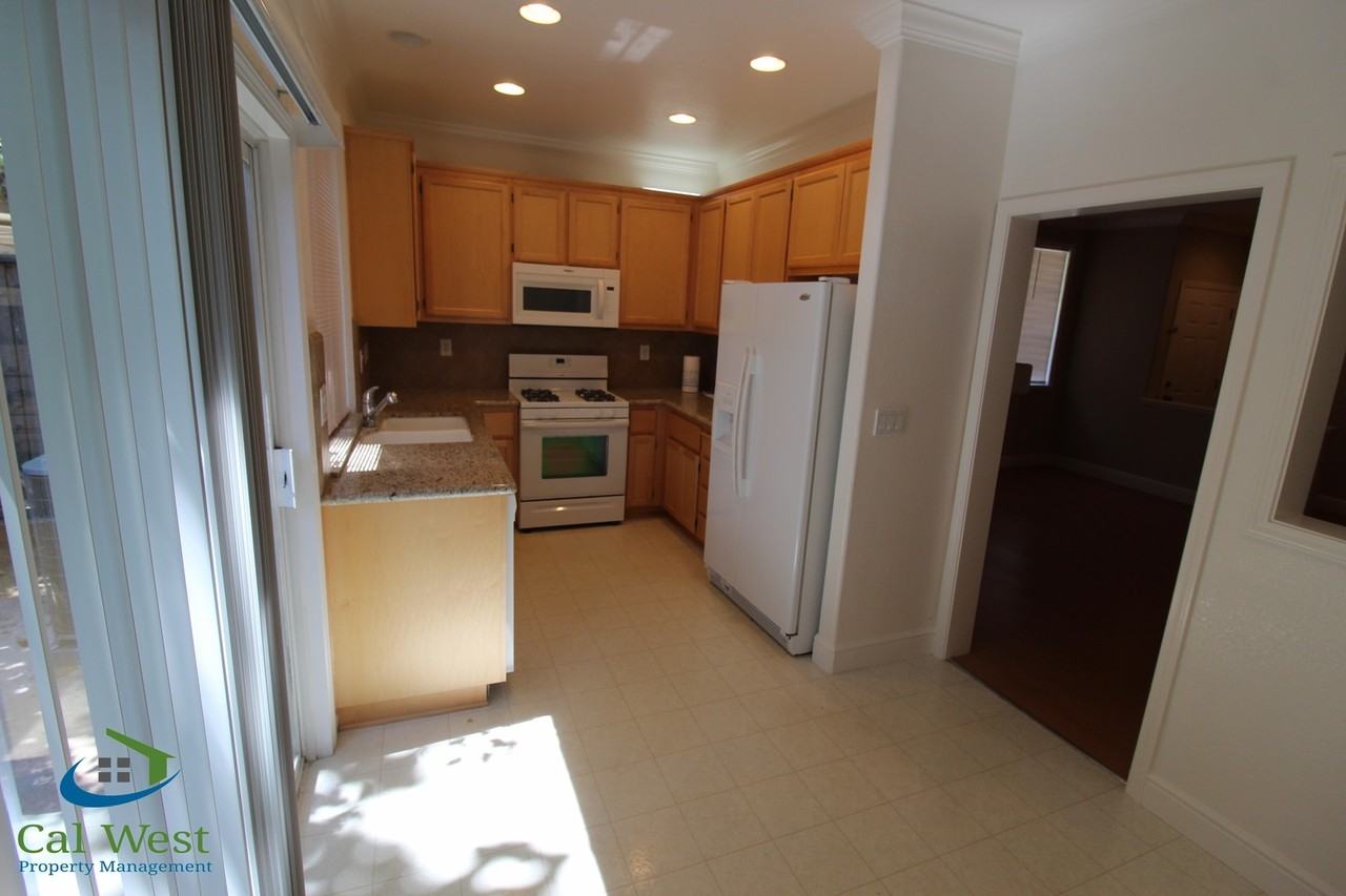 390 Oleander Dr - Photo 4 of 14