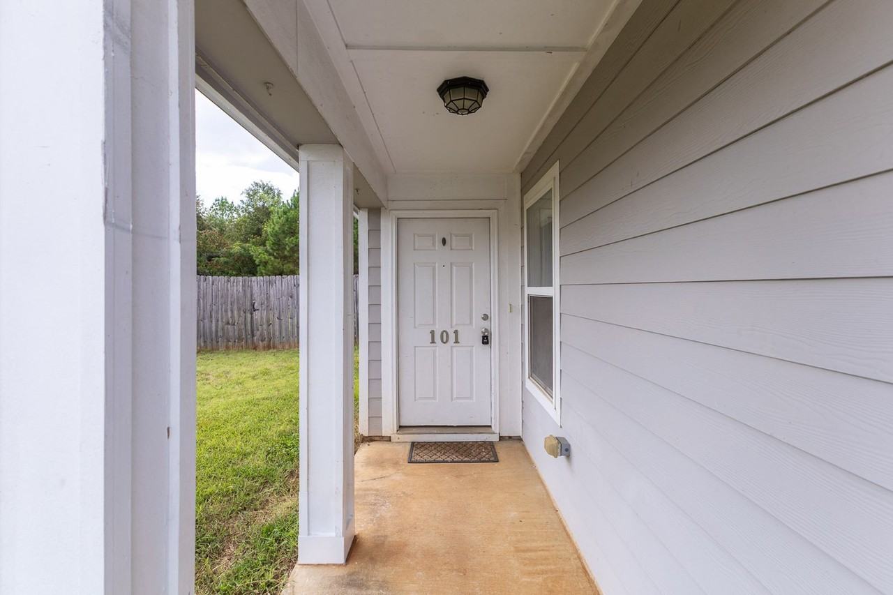 101 Leona Ln Nw - Photo 2 of 16