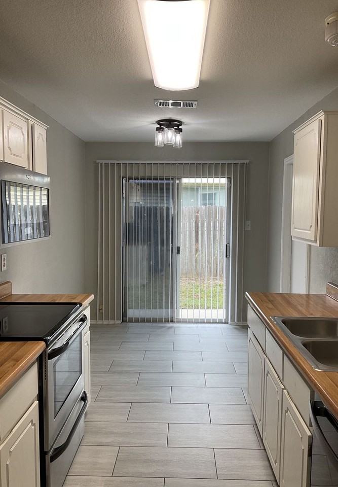 2010 Hinkle Avenue - Photo 3 of 23