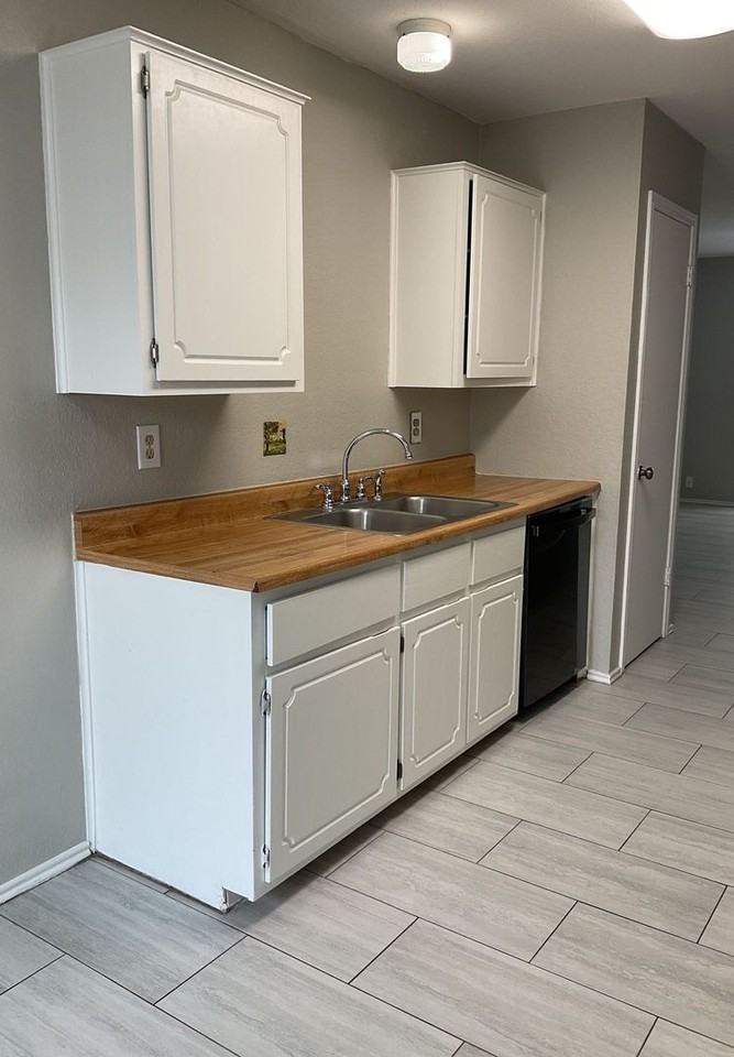 2010 Hinkle Avenue - Photo 4 of 23