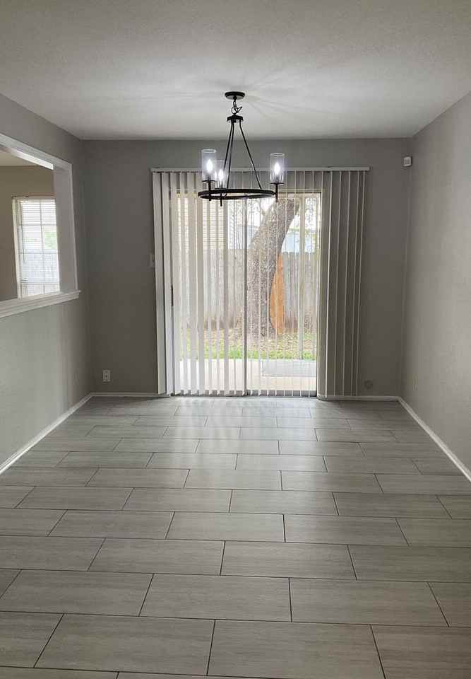 2010 Hinkle Avenue - Photo 6 of 23