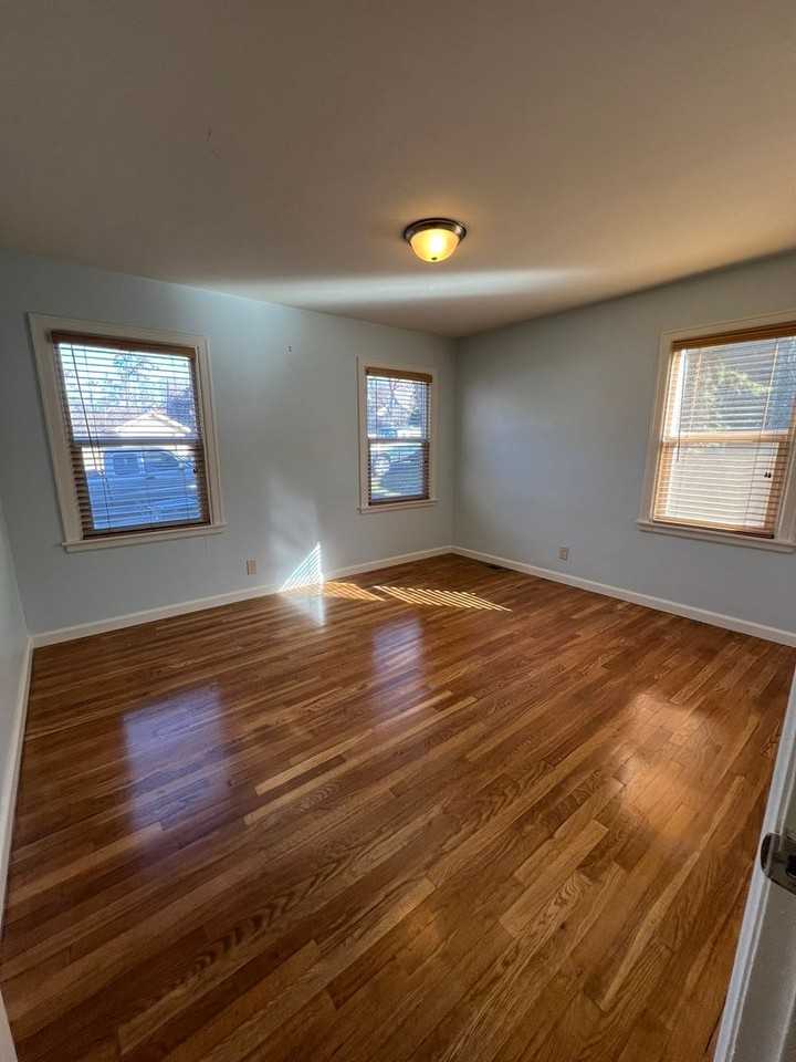 1860 Portland St - Photo 4 of 9