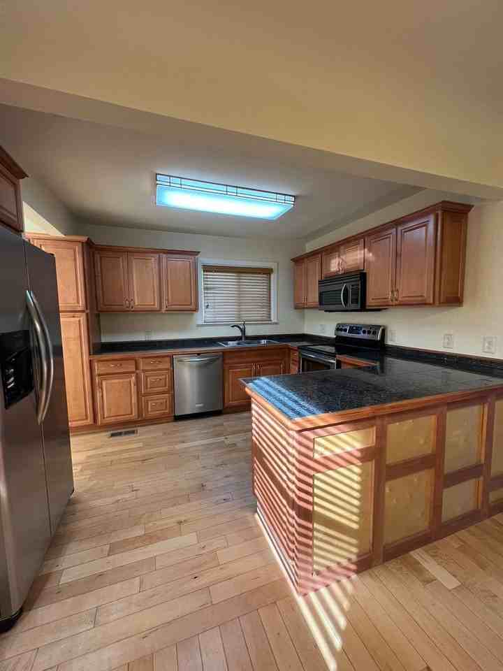 1860 Portland St - Photo 6 of 9