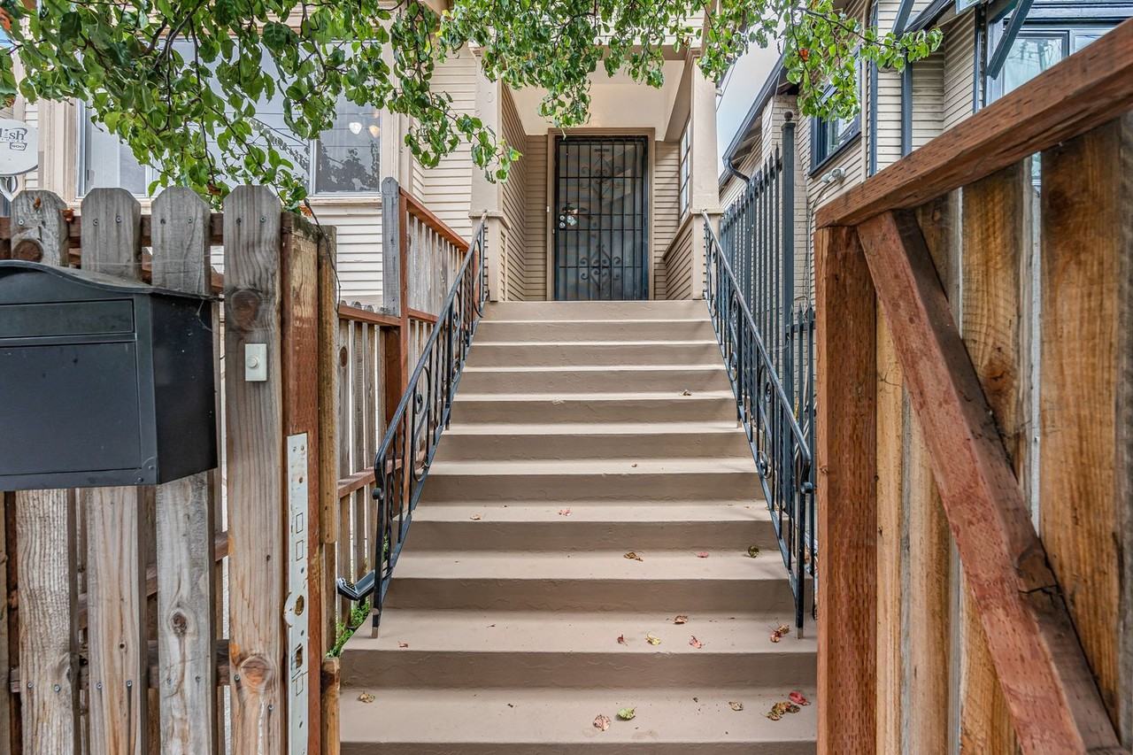 1020 32nd St - Photo 2 of 21