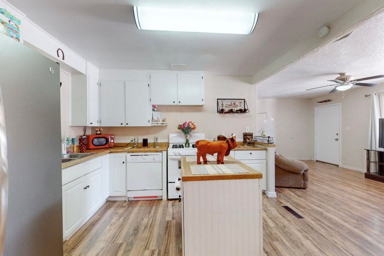 5700 Euclid Ave Ne - Photo 5 of 10