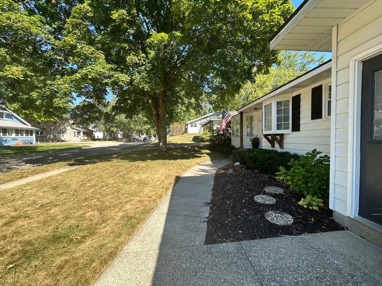 2542 Glenbrook Ave Sw - Photo 2 of 35