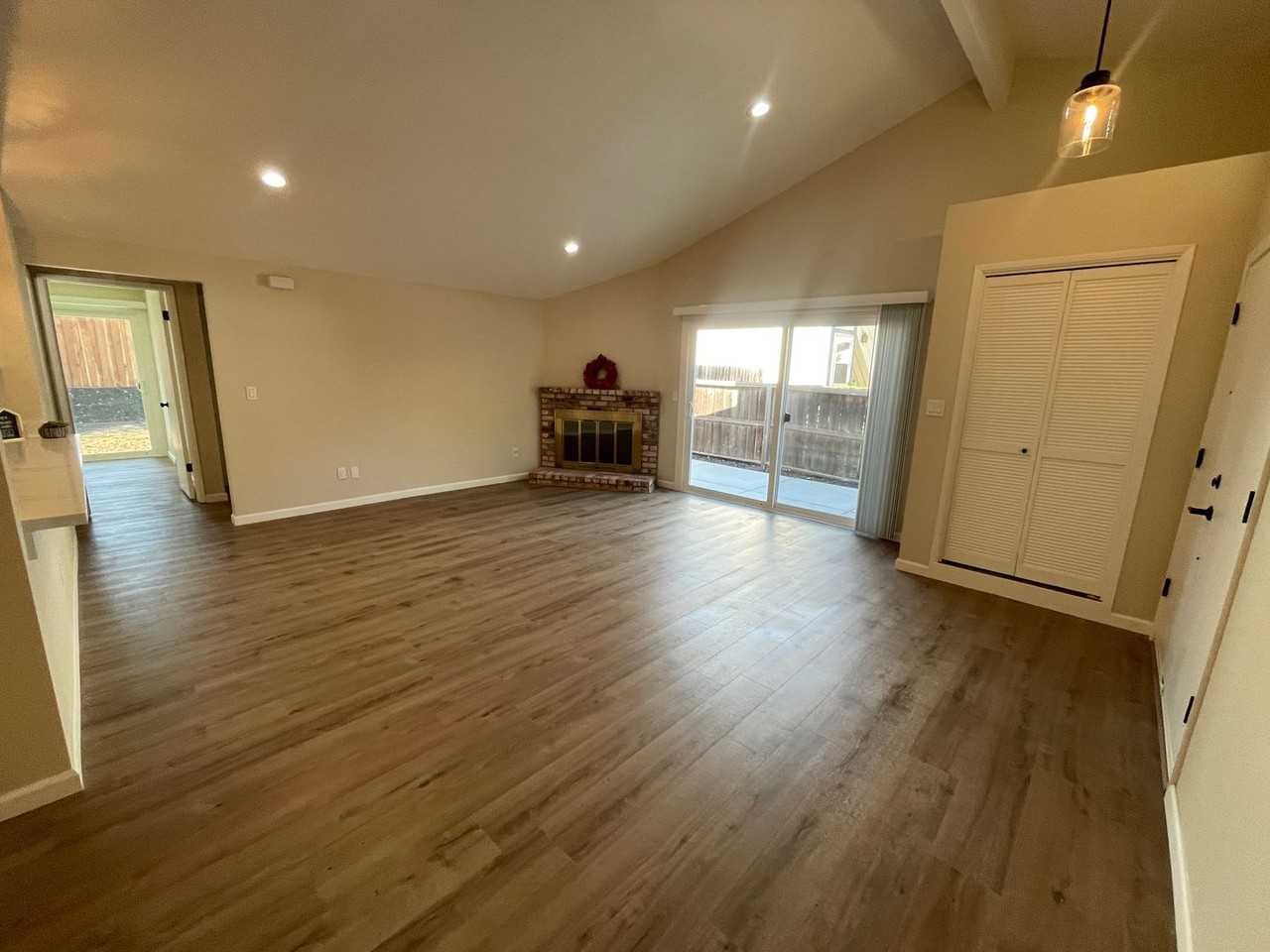 4912 Oakbrook Ct - Photo 3 of 11