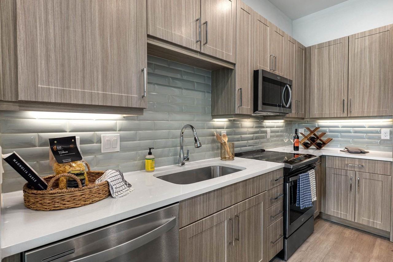 Luxia Preston - Photo 2 of 23